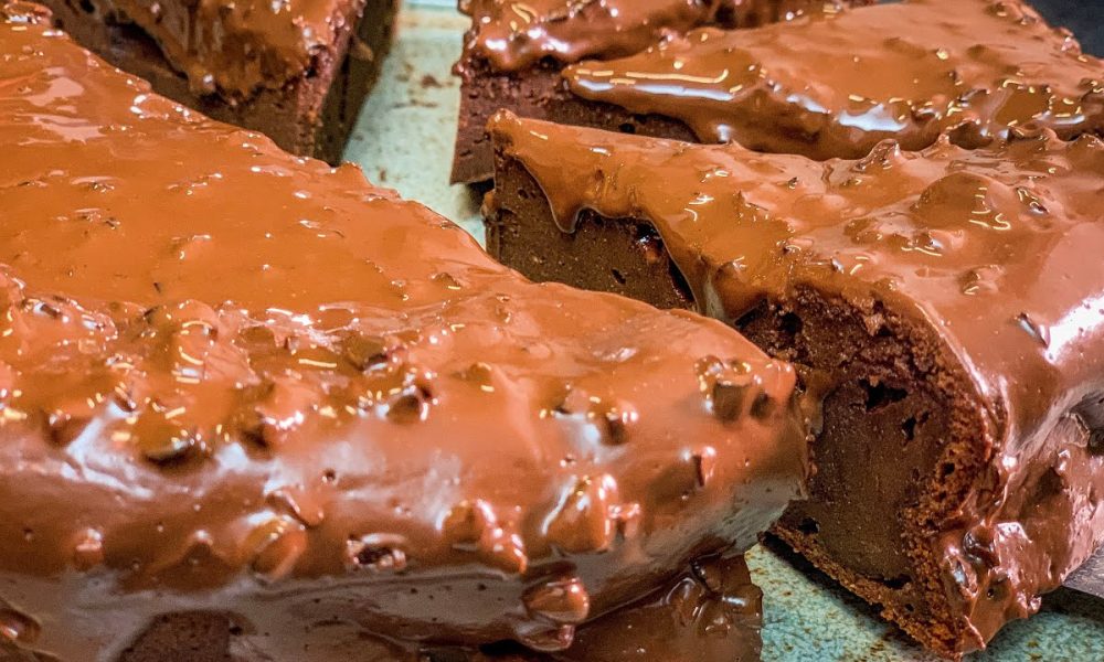Un gâteau moelleux et fondant au chocolat, mascarpone, avec un glaçage façon rocher praliné